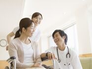 入居者を介護するスタッフの様子